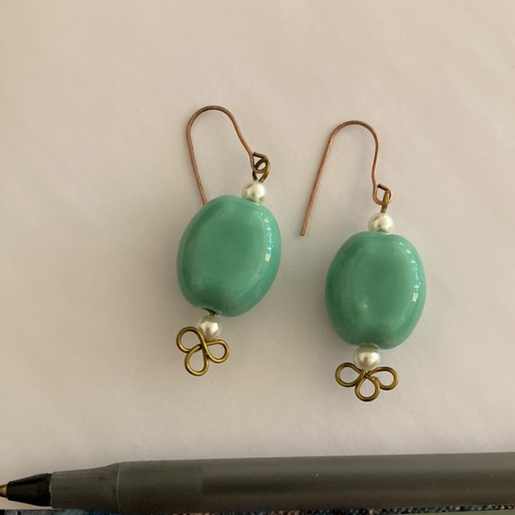 Earrings: Ceramic & faux pearl with antique brass - Picture 16 of 16